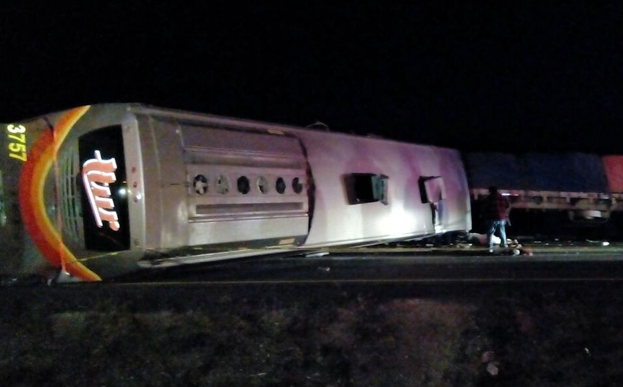 Un muerto y 20 heridos, el saldo del accidente de autobús