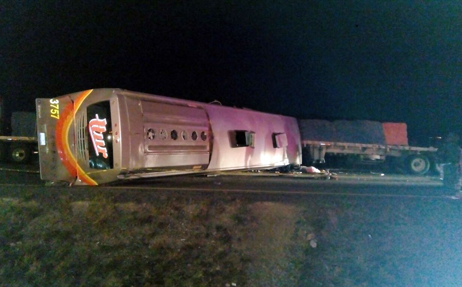 Un muerto y 20 heridos, el saldo del accidente de autobús