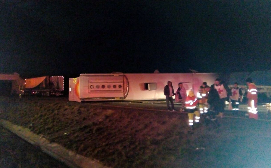 Un muerto y 20 heridos, el saldo del accidente de autobús