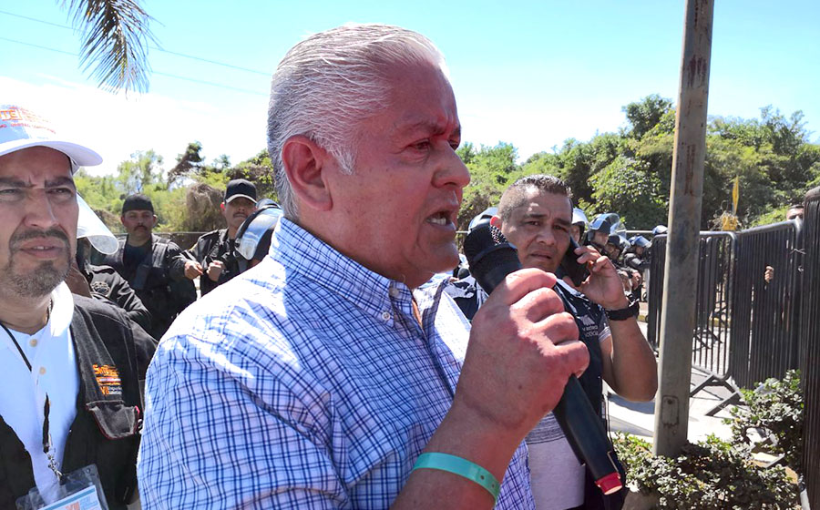 Marchan docente de la CNTE durante convención del SNTE