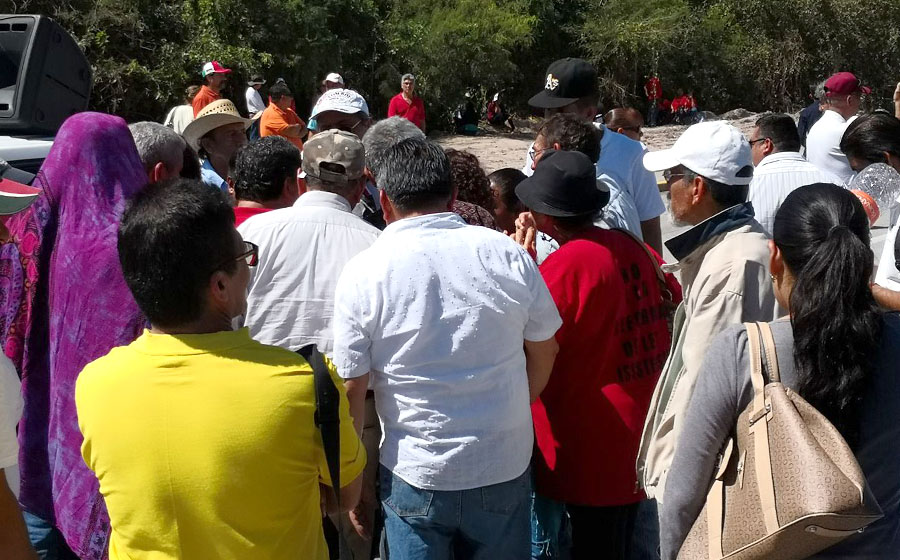 Marchan docente de la CNTE durante convención del SNTE