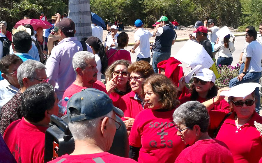 Marchan docente de la CNTE durante convención del SNTE