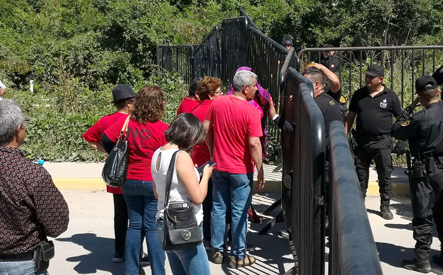 Marchan docente de la CNTE durante convención del SNTE