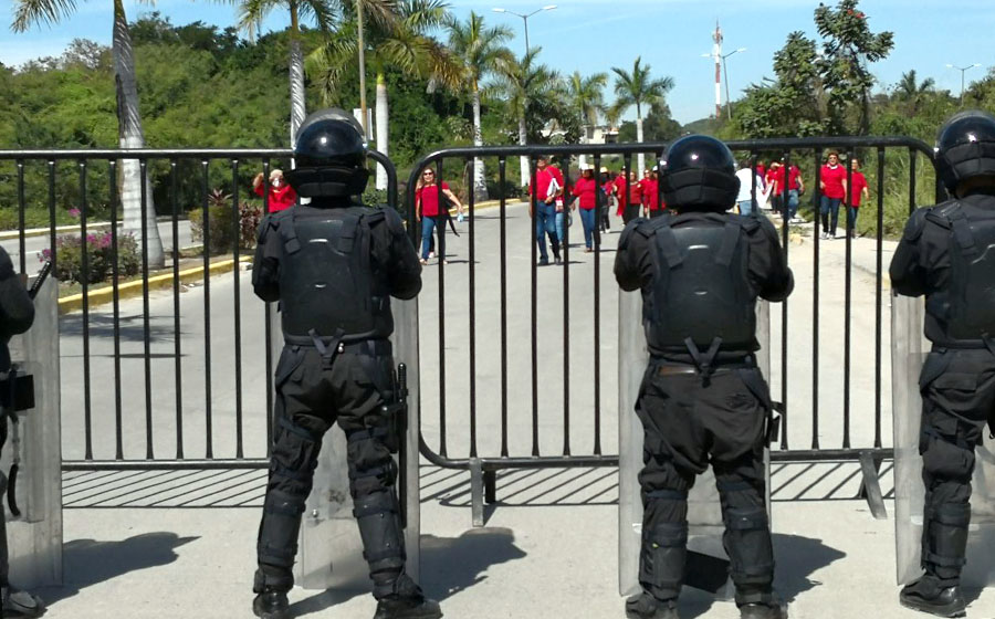 Marchan docente de la CNTE durante convención del SNTE