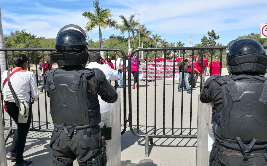 Marchan docente de la CNTE durante convención del SNTE
