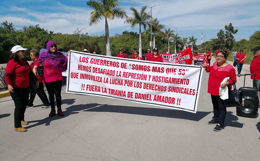 Marchan docente de la CNTE durante convención del SNTE