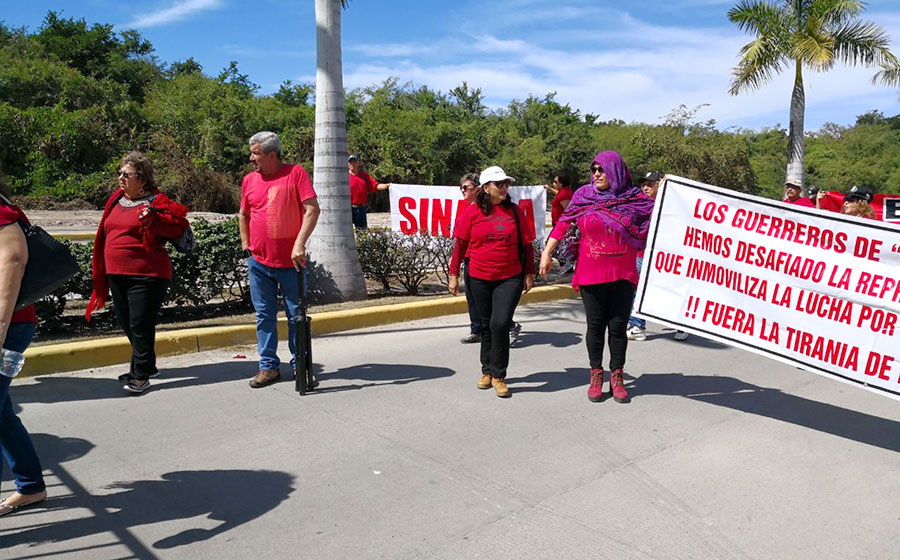 Marchan docente de la CNTE durante convención del SNTE