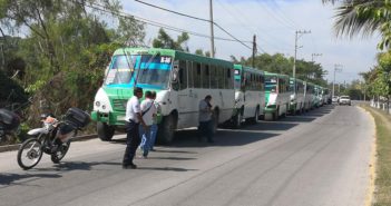 Camioneros se van a huelga por falta de pago; amagan con parar el servicio este jueves