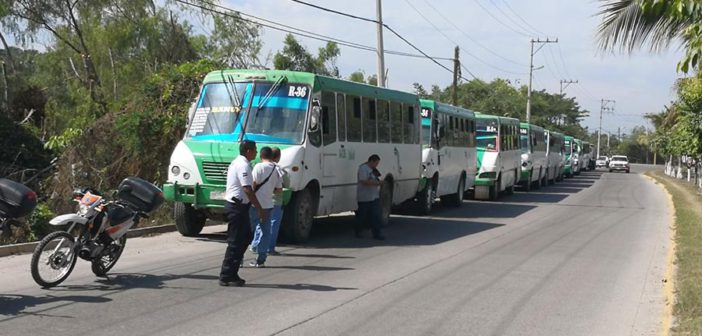 Camioneros se van a huelga por falta de pago; amagan con parar el servicio este jueves