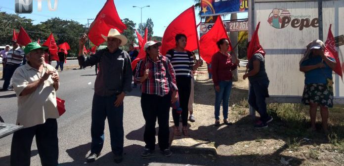 Policías antimotines retiran bloqueo de Antorcha Campesina en el blvd. Tepic - Xalisco
