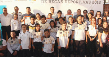 Entrega Comude becas a deportistas destacados de Puerto Vallarta