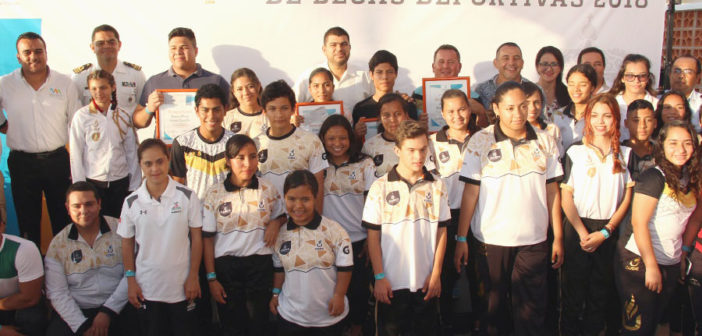Entrega Comude becas a deportistas destacados de Puerto Vallarta