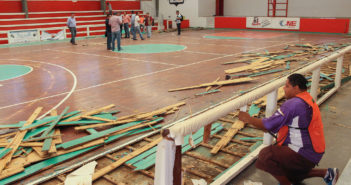 Retiran la vieja duela del Auditorio Municipal