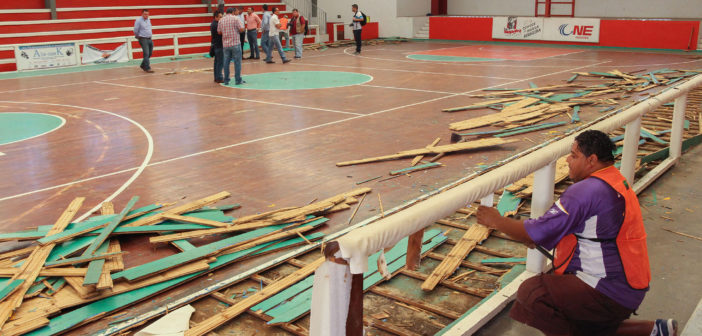 Retiran la vieja duela del Auditorio Municipal