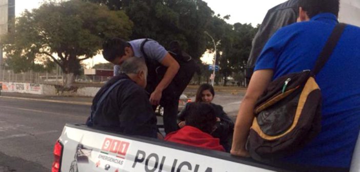 Camioneros paralizan la ZMG; policías tienen que ‘echar raite’ en patrullas