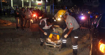 Fallece mujer tras chocar camioneta y Uber; una niña resulta también herida