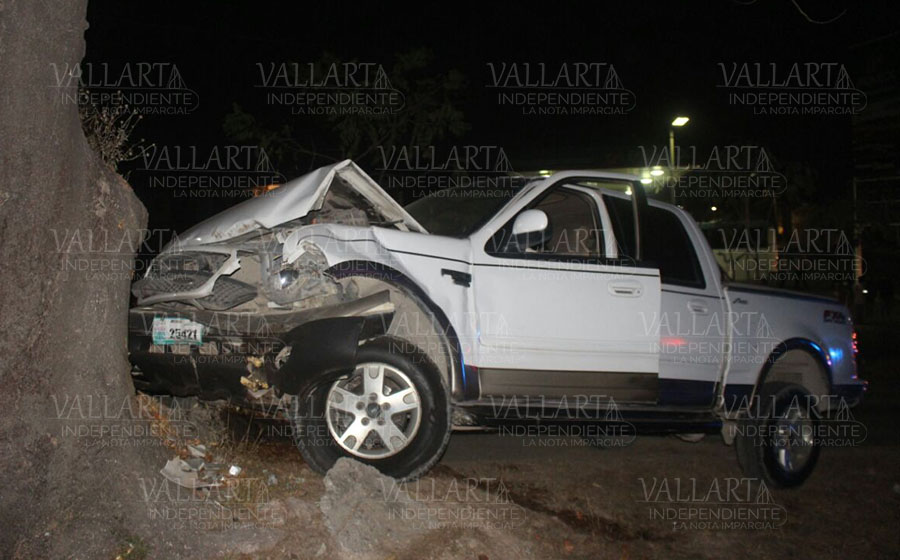 Fallece mujer tras chocar camioneta y Uber; una niña resulta también herida 1 Fallece mujer tras chocar camioneta y Uber; una niña resulta también herida