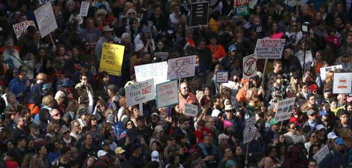 Miles marchan en demanda de control de armas en E.U.