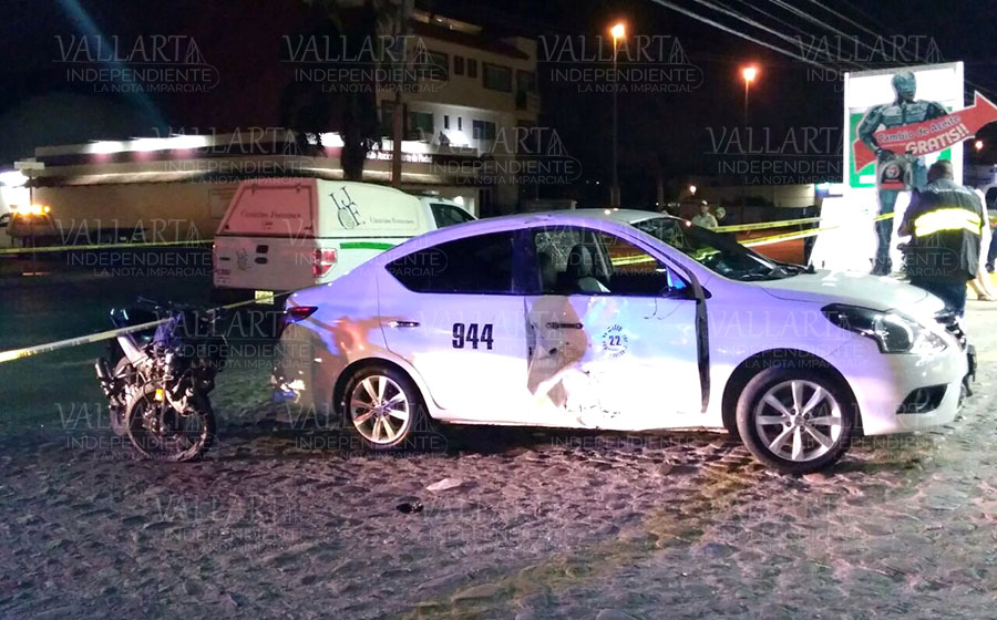 Muere motociclista al chocar contra un taxi; hay una mujer lesionada
