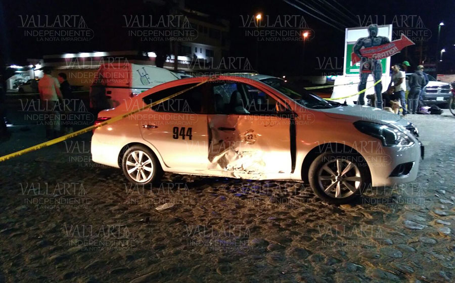 Muere motociclista al chocar contra un taxi; hay una mujer lesionada