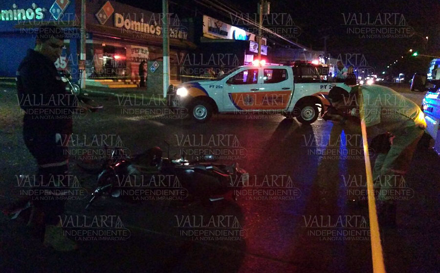 Muere motociclista al chocar contra un taxi; hay una mujer lesionada