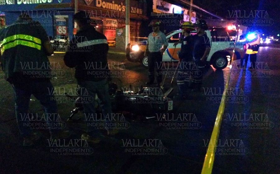 Muere motociclista al chocar contra un taxi; hay una mujer lesionada