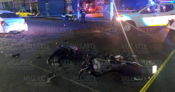 Muere motociclista al chocar contra un taxi; hay una mujer lesionada
