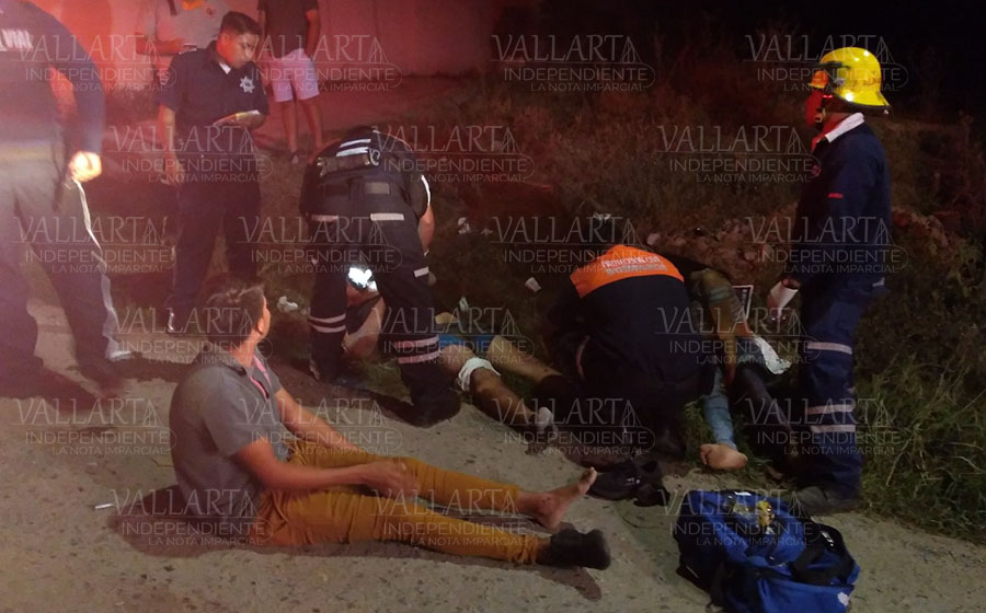 Chocan jóvenes motociclistas; hospitalizan a dos 6 Chocan jóvenes motociclistas; hospitalizan a dos