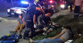 Chocan jóvenes motociclistas; hospitalizan a dos