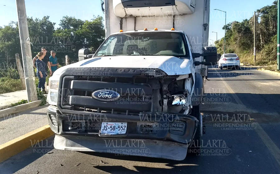 Joven motociclista se encuentra al borde de la muerte tras accidente vial