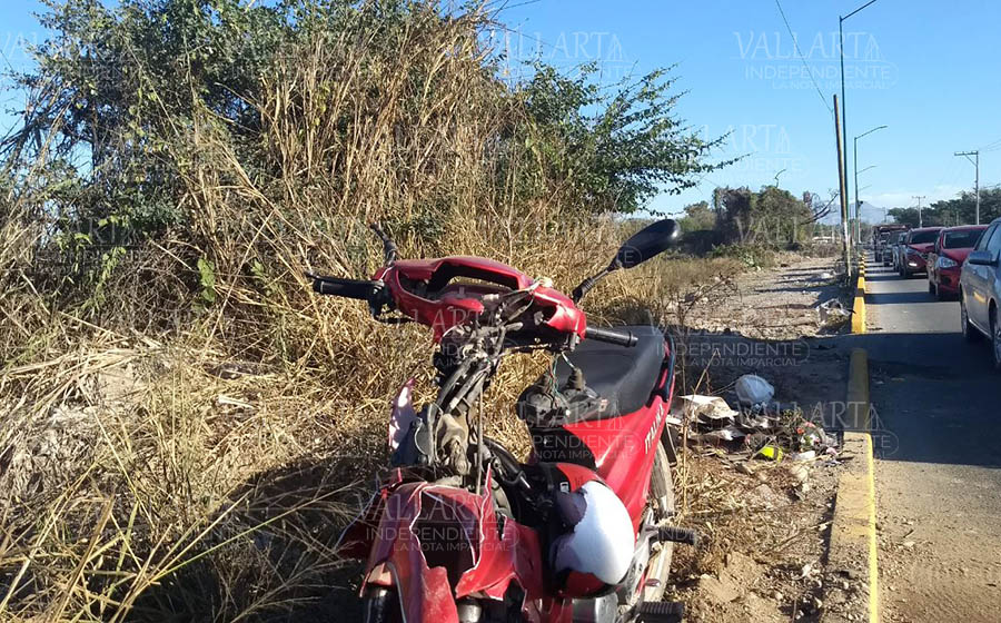 Joven motociclista se encuentra al borde de la muerte tras accidente vial