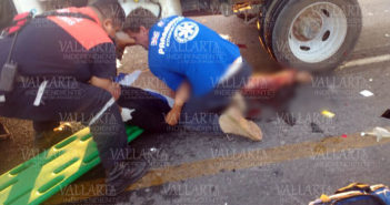 Joven motociclista se encuentra al borde de la muerte tras accidente vial