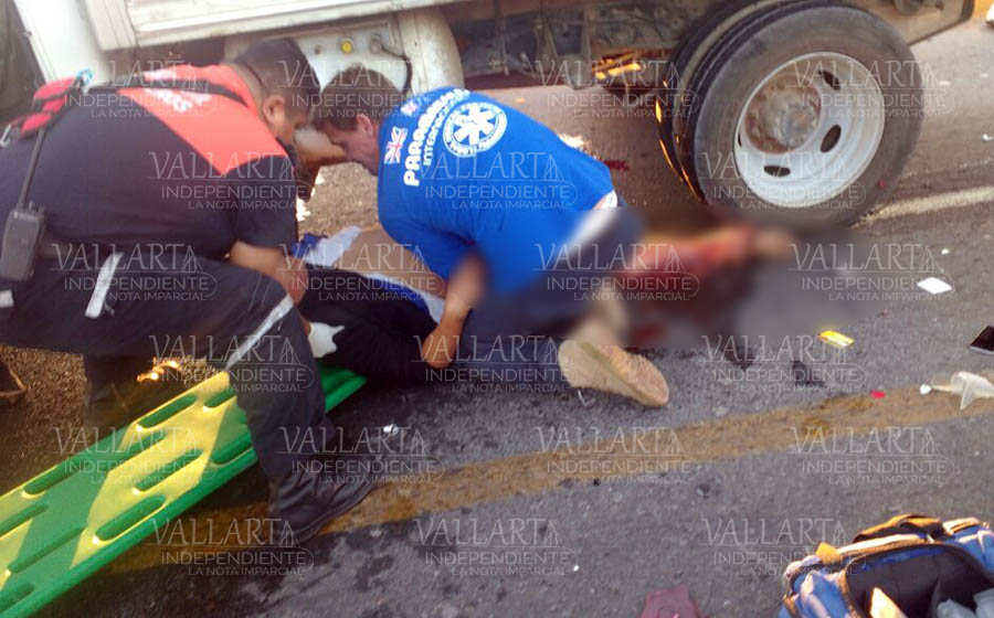 Joven motociclista se encuentra al borde de la muerte tras accidente vial