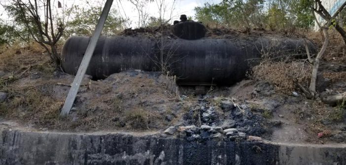 Derivado de petróleo se derrama en la 5 de diciembre sin intervención de la autoridad