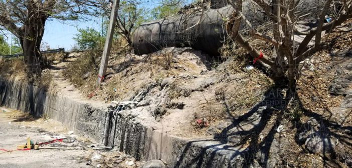 Empeora derrame de chapopote en la 5 de Diciembre