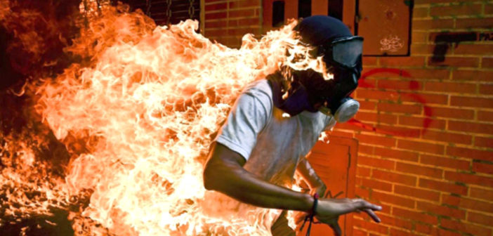 Opositor venezolano en llamas, imagen ganadora del World Press Photo