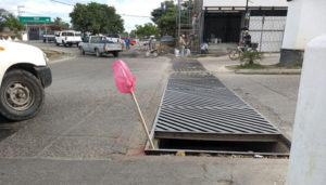 Alcantarilla dañada genera caos vial en la zona norte de la ciudad