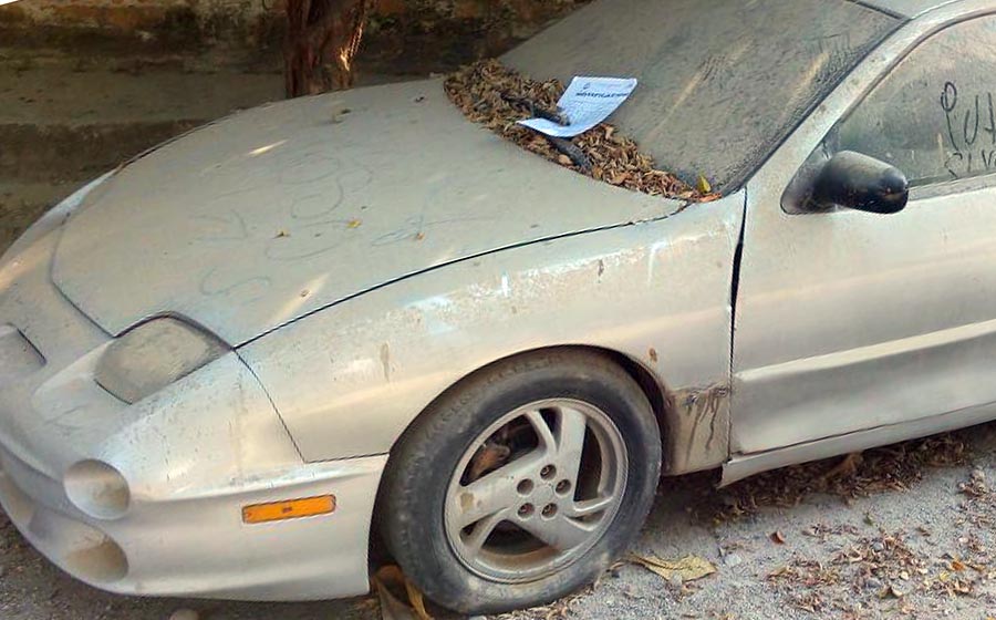 Tránsito inicia operativo para retirar de la vía pública autos abandonados