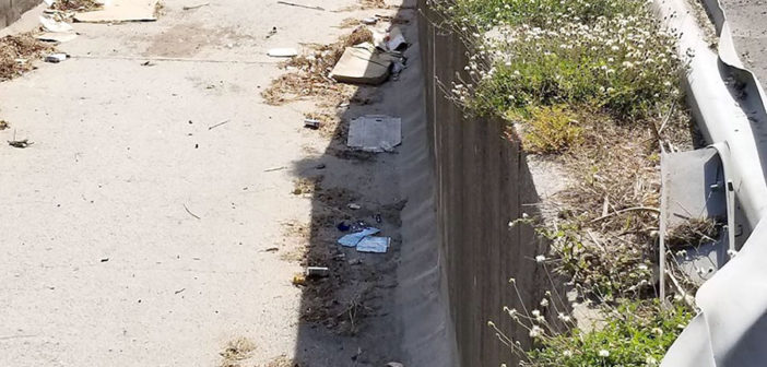 Solicitan vecinos limpieza de canal en la avenida De Los Poetas