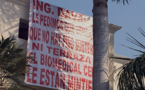 Tapizan vecinos de la Díaz Ordaz su colonia de exigencias ciudadanas