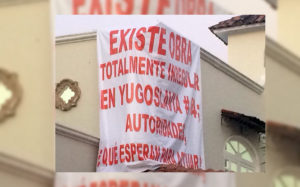 Tapizan vecinos de la Díaz Ordaz su colonia de exigencias ciudadanas