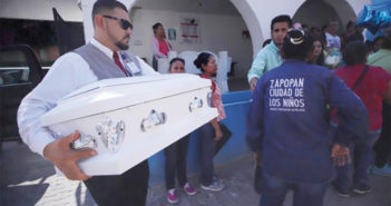 Entre lágrimas, despiden al pequeño Tadeo