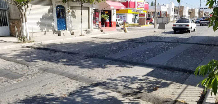 Por no ponerse de acuerdo, colocan 9 topes en Exiquio Corona