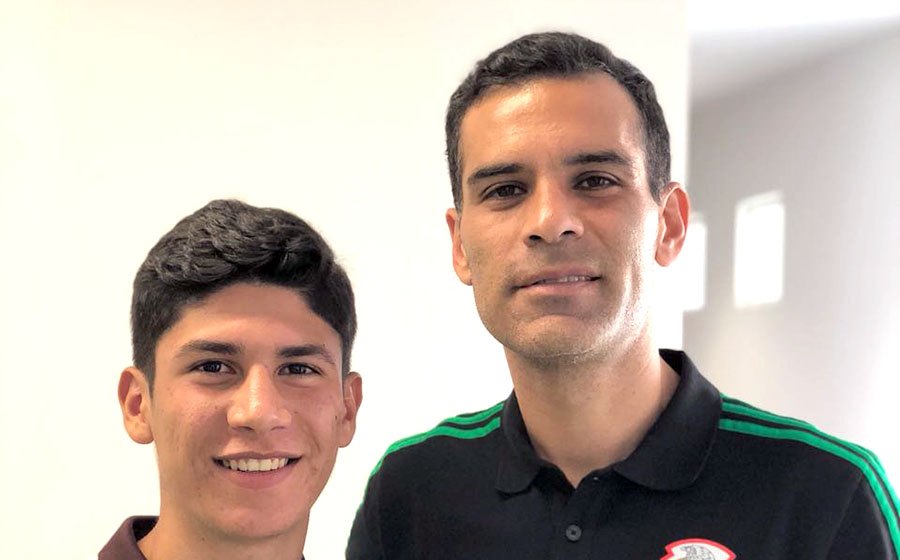 Se codea joven vallartense con mundialistas en el CAR