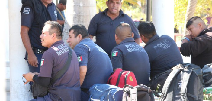 Tras manifestación, ayuntamiento atiende solicitudes de policías