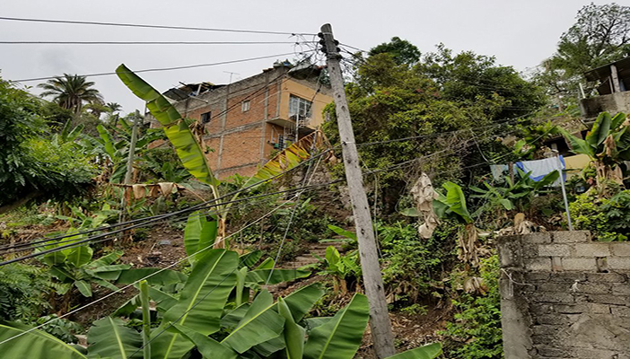 CFE ignora a vecinos por poste a punto de caer