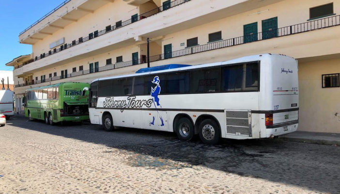 Denuncian a camiones turísticos por tirar en vía pública orina de sus baños