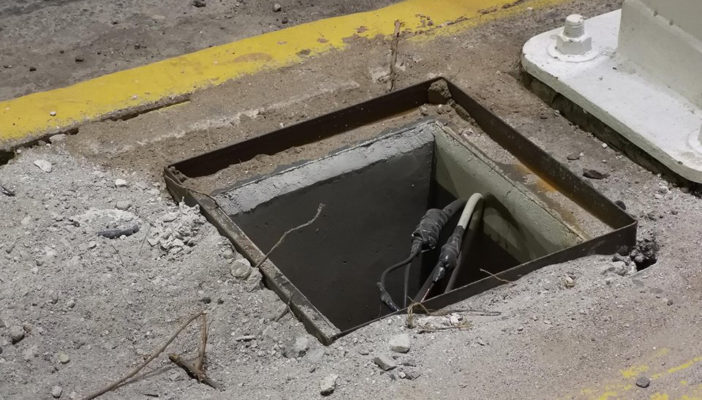 Cables del nuevo sistema de iluminación se encuentran al aire libre