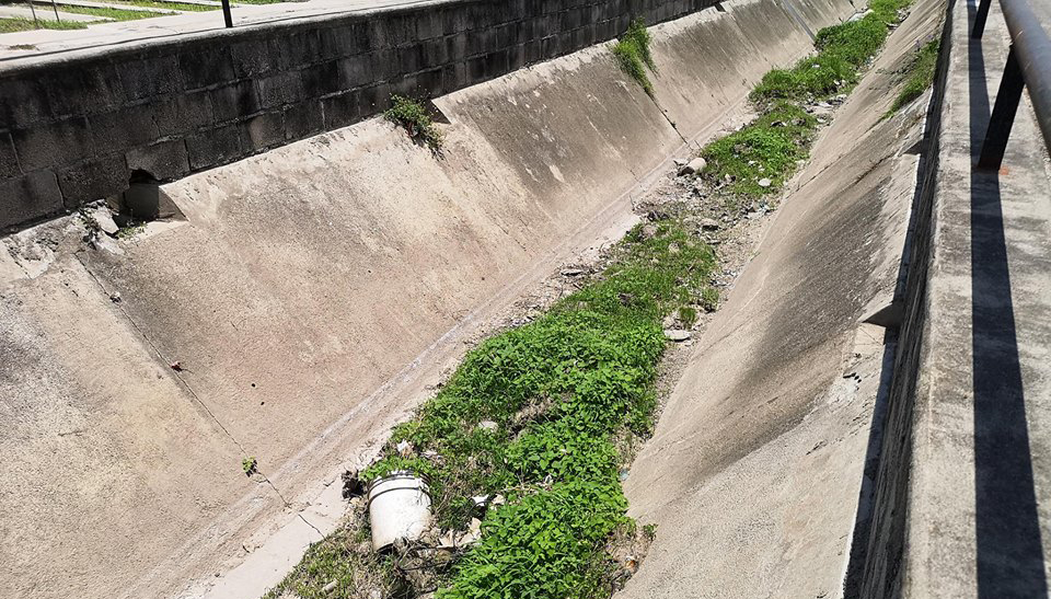 Vecinos de Valle Dorado temen por inminente desborde de arroyo