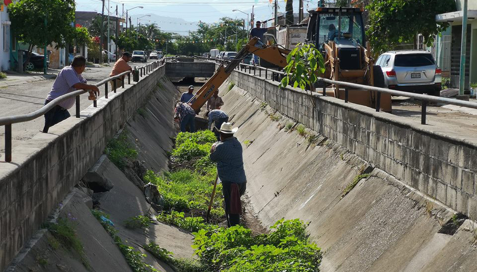 Atiende obras públicas de Bahía denuncia ciudadana en Valle Dorado
